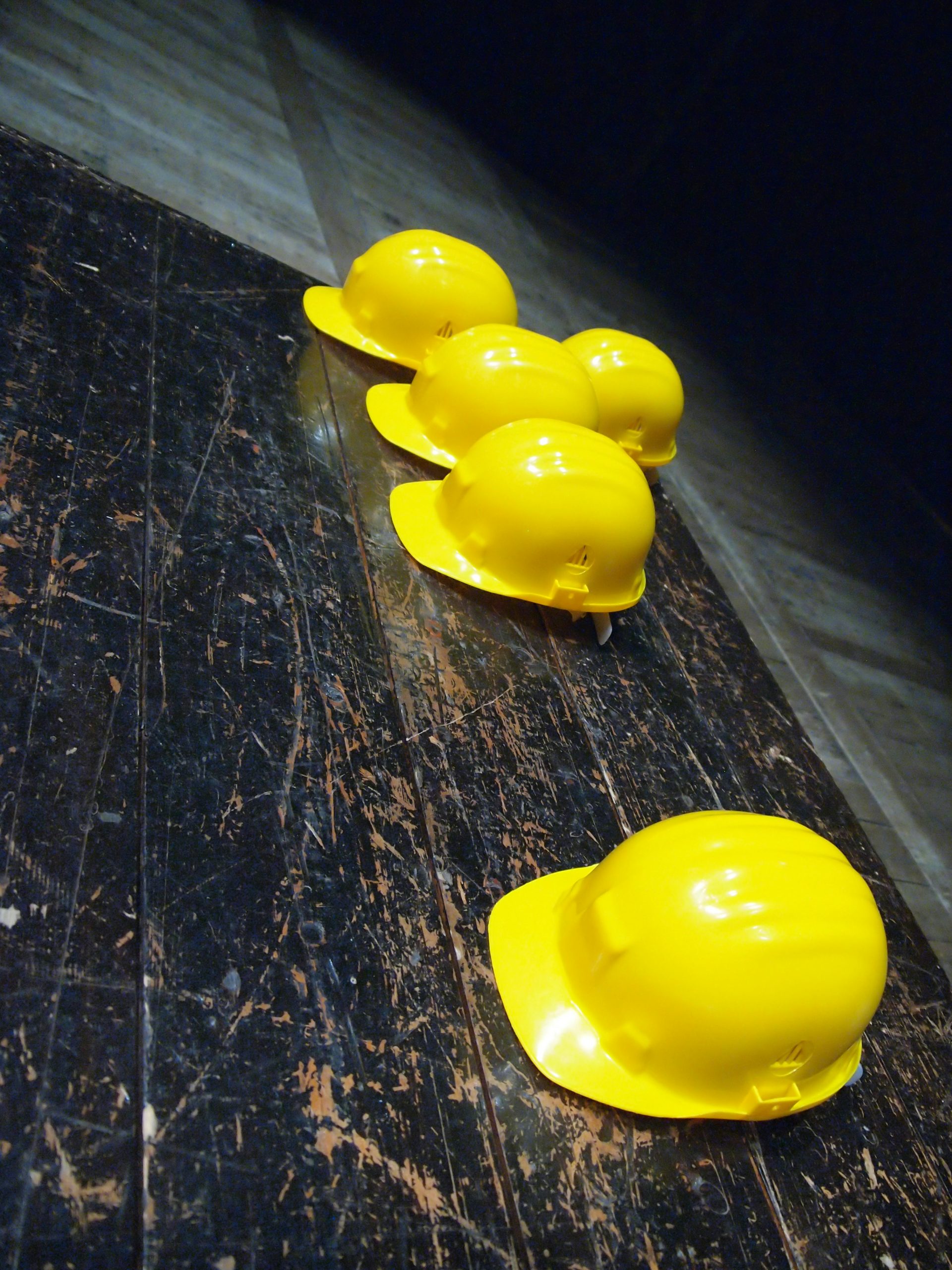Casque de chantiers poser sur le sol